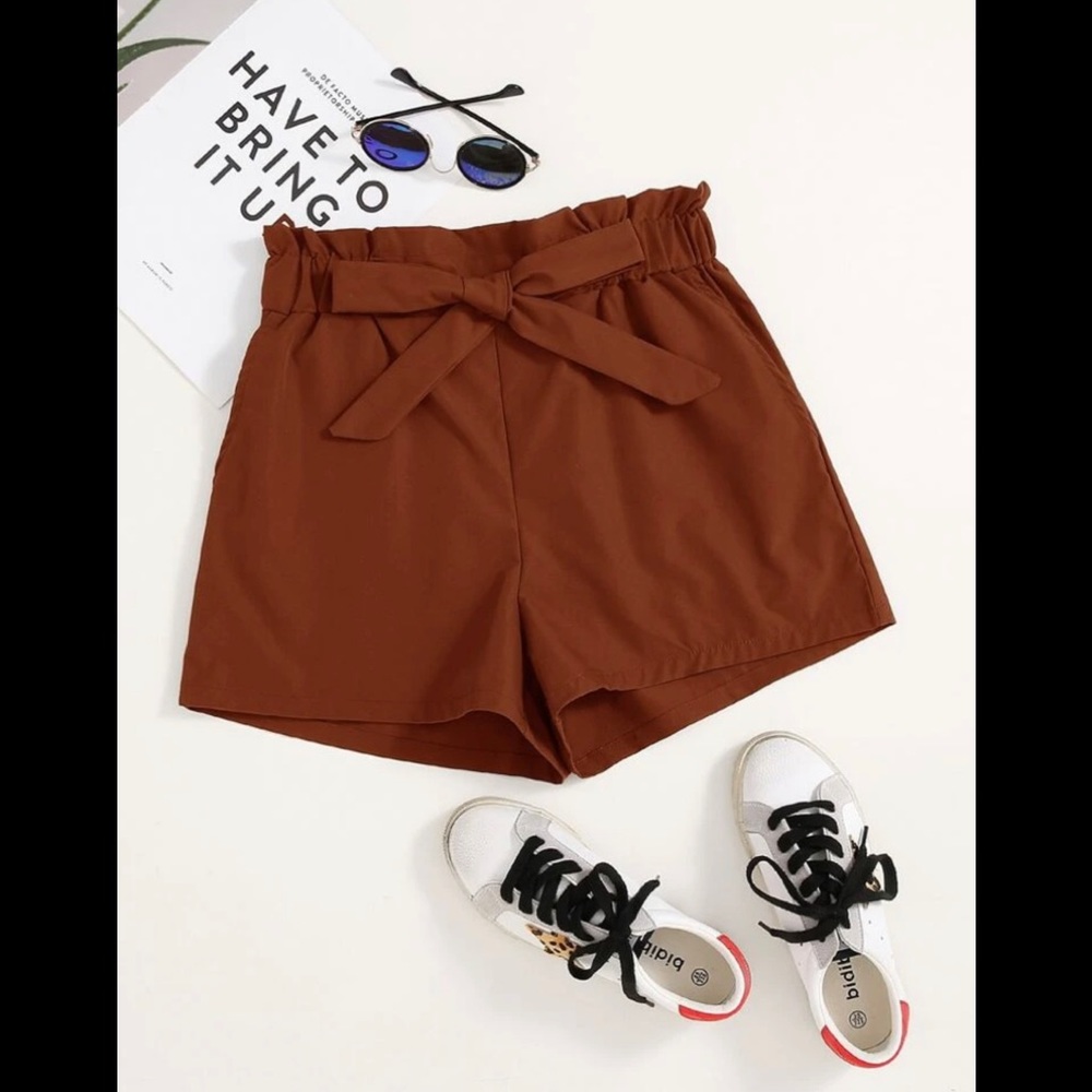 Solid belted waisted shorts